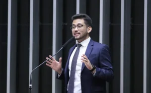 Deputado Kim Kataguiri propõe projeto de lei para combater riscos de jogo online. Créditos: Bruno Spada/Câmara dos Deputados