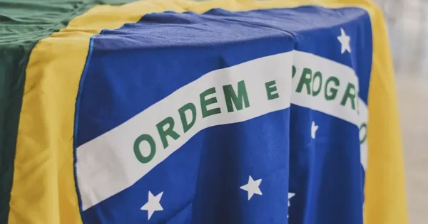 Secretaria de Prêmios e Apostas do Brasil concede licenças para seis empresas operarem apostas online, marcando um novo capítulo na regulamentação do setor.