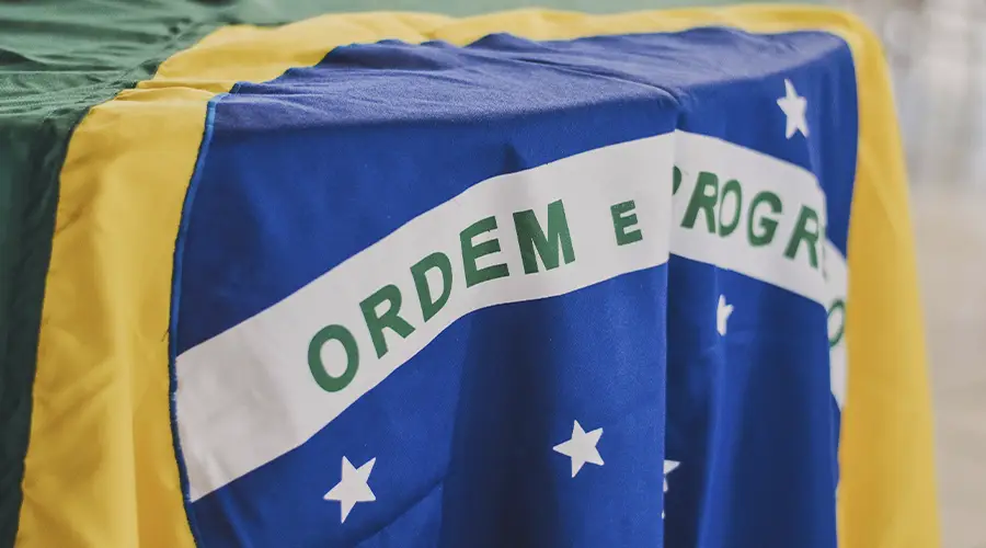 Secretaria de Prêmios e Apostas do Brasil concede licenças para seis empresas operarem apostas online, marcando um novo capítulo na regulamentação do setor.
