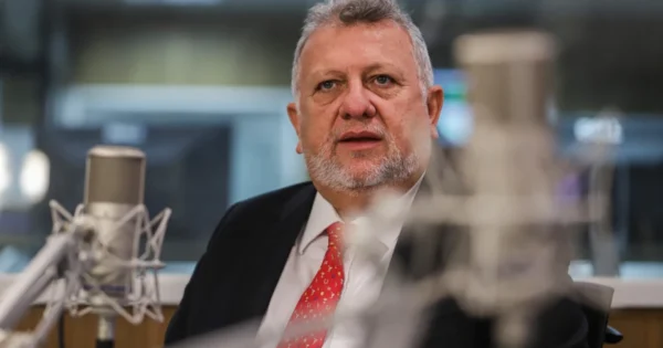 Presidente da Caixa Federal, Carlos Antonio Vieira Fernandes, anuncia "bet". Foto: Joédson Alves/Agência Brasil