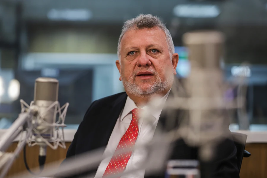 Presidente da Caixa Federal, Carlos Antonio Vieira Fernandes, anuncia "bet". Foto: Joédson Alves/Agência Brasil
